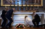 Rodzina Nawrockich przy grobie papieża Polaka