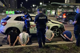 Nocny pościg w centrum Warszawy! Luksusowy mercedes skasowany, policja użyła gazu [ZDJĘCIA]