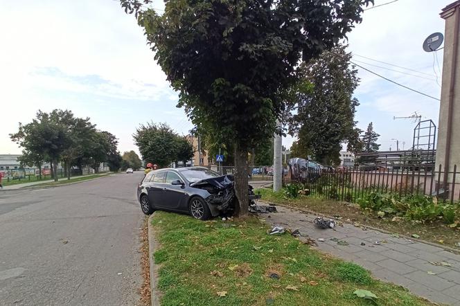 Kierująca Volvo zmiotła Opla z drogi i wylądowała na płocie posesji