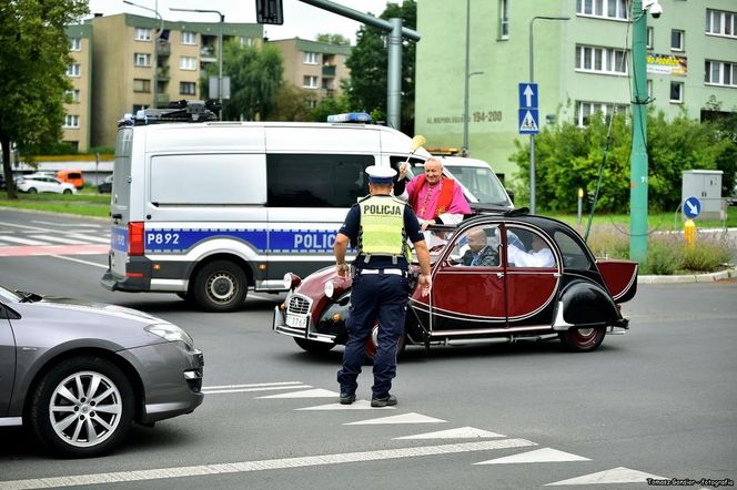 Święcenie pojazdów w Tychach przyciągnęło tłumy. Setki samochodów skropionych wodą święconą