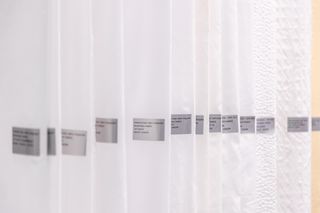 Ile kosztują firany w październiku 2025? Przewodnik po cenach i trendach w aranżacji okien