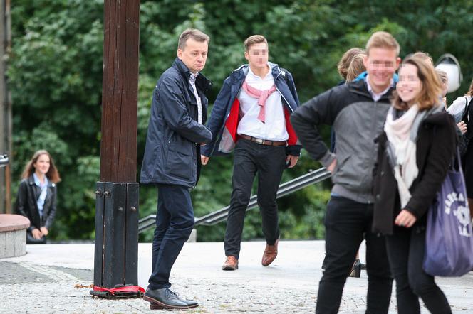 MINISTER BŁASZCZAK Z SYNEM NA ROZPOCZĘCIU ROKU.