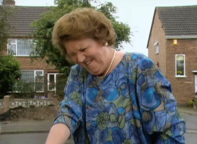 Patricia Routledge, niezapomniana Pani Bukietowa z serialu „Co ludzie powiedzą?”