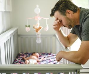 Depresja poporodowa ojca to nie mit. Jak może wpłynąć na rozwój dziecka?