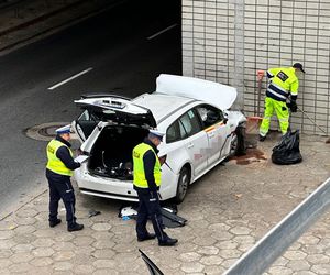 Śmiertelny wypadek w centrum Warszawy. Kierowca wjechał w ścianę tunelu