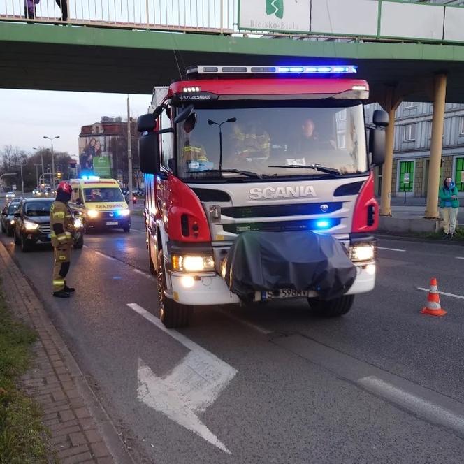 Mężczyzna spadł z kładki na autobus w Bielsku-Białej