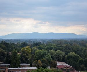 Widok z Oświęcimia na Beskid Żywiecki