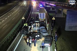 Dantejskie sceny na DK1. W kraksie brało udział 9 pojazdów. Zaczęło się od kierowcy bmw