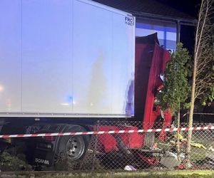 Ciężarówka wjechała w dom pod Siedlcami