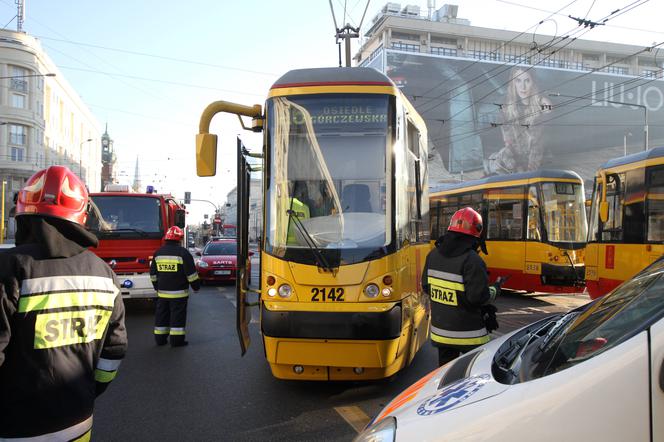 Warszawa zablokowana! Czołowe zderzenie tramwajów na skrzyżowaniu Solidarności i Jana Pawła przy kinie Femina
