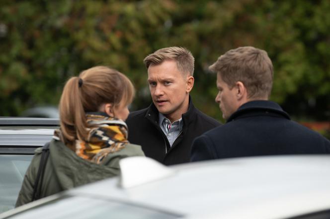 Na Wspólnej, odc. 3011. Iga (Lidia Sadowa), Robert (Dariusz Wnuk), Igor (Jakub Wesołowski)