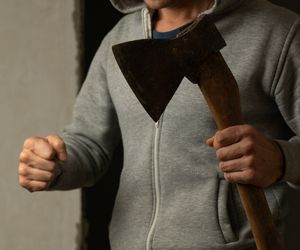 Krzysztof zaatakował ojca siekierą, katując go kilkadziesiąt minut. Został tylko z trzonkiem w ręku