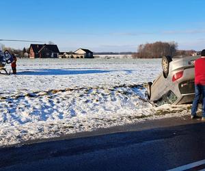 Dachowanie na drodze w pow. lubartowskim. Jedna osoba trafiła do szpitala. Zobacz