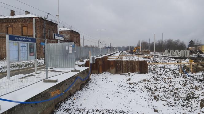 Trwa budowa centrum przesiadkowego w Dąbrowie Górniczej. Powstaje wiadukt i przejścia pod torami