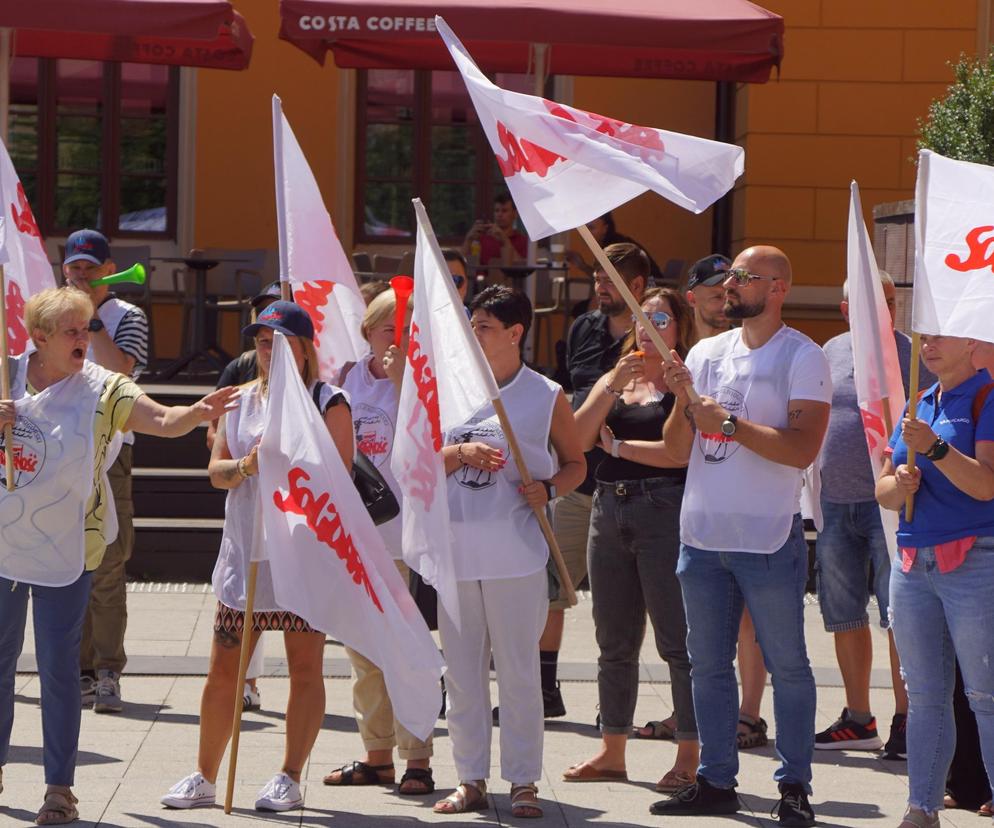 Protest pracowników PKP Cargo we Wrocławiu. Pracę ma stracić prawie 400 osób 