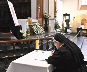 Warszawa żegna papieża Franciszka. Poruszające wpisy w Archikatedrze 