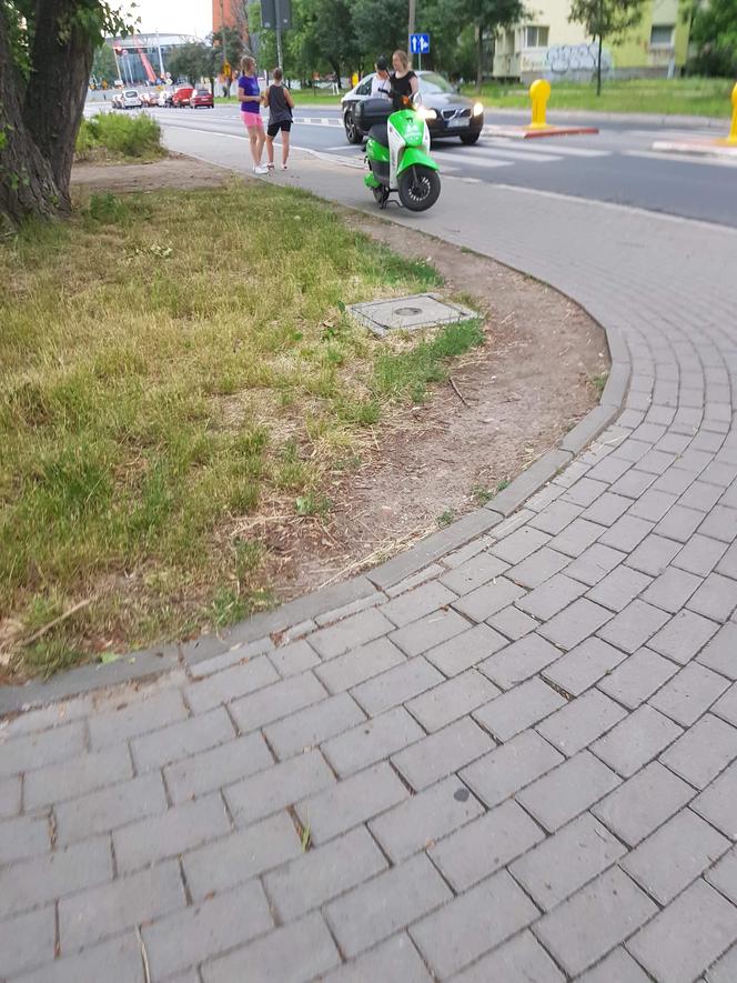 Wrocławianie parkują skutery gdzie popadnie