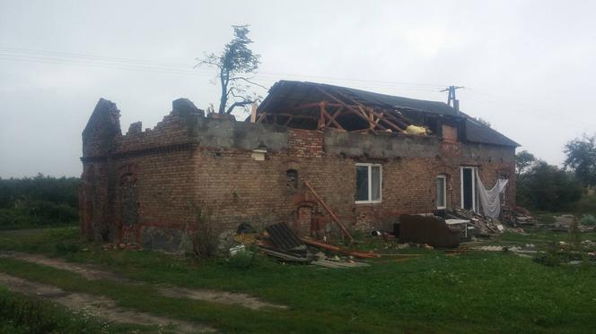 Nawałnica zniszczyła im dom. Państwo Mikołajscy nie tracą wiary w dobro ludzi i proszą o pomoc