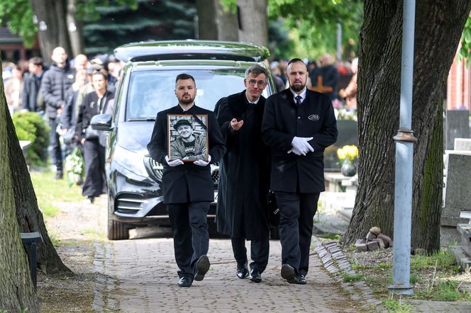 Tłumy na pogrzebie legendy polskiego rapu. Pożegnaliśmy Jokę z Kalibra 44