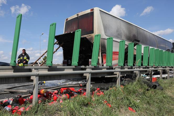 Autobus z dziećmi w środku zaczął się palić! Koszmar pod Warszawą