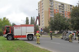 Groźny wypadek na Retkini. Zderzenie karetki pogotowia z peugeotem