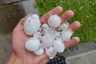 Grad wielkości zbliżonej do piłek tenisowych w Małopolsce