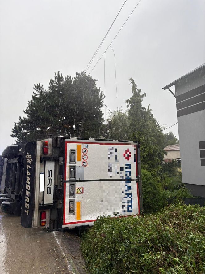Zalane posesje, zerwany dach, przewrócony tir. Leszno i region po załamaniu pogody