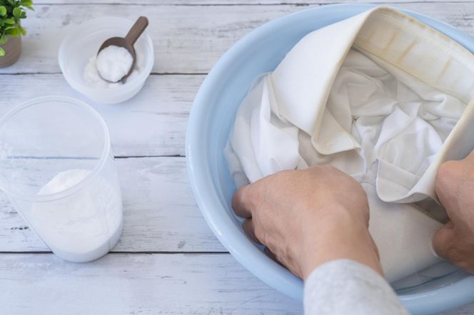 Przed świętami namaczam w tym białe koszule męża. Znikają plamy z potu pod pachami, a tkanina odzyskuje śnieżnobiały kolor. Domowy sposób na wybielenie koszul 