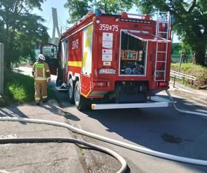 Pożar samochodów we Wrzosowej. Ogniem objęte były samochód osobowy i dostawczy