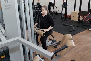 Krystyna Pawłowicz robi rzeźbę na wiosnę