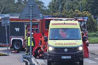 Pruszków. Przed szpitalem wpadł hulajnogą pod BMW. 21-latek w stanie krytycznym