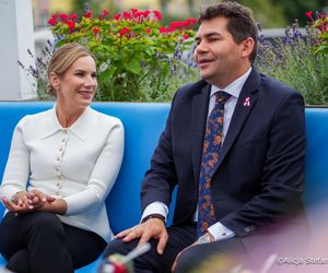 Marta Nawrocka zdała szyku w żakiecie zapinanym na złote guziki! Wyruszyła z pierwszą wizytą jako prezydentowa 