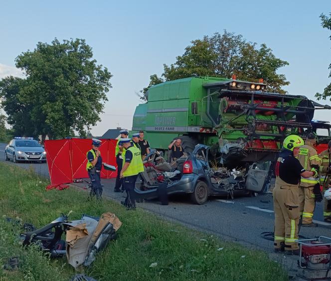 Czołówka osobówki z kombajnem. Jedna osoba nie żyje