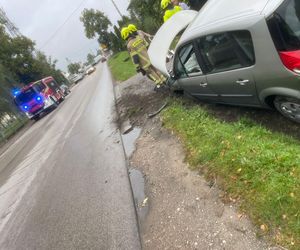 Kolizja drogowa na DK nr 2 w Zbuczynie. Samochód osobowy wjechał do rowu