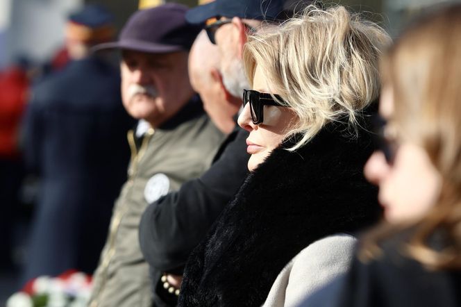 Joanna Racewicz ociera łzy przy grobie męża, pocieszyła ją Barbara Nowacka