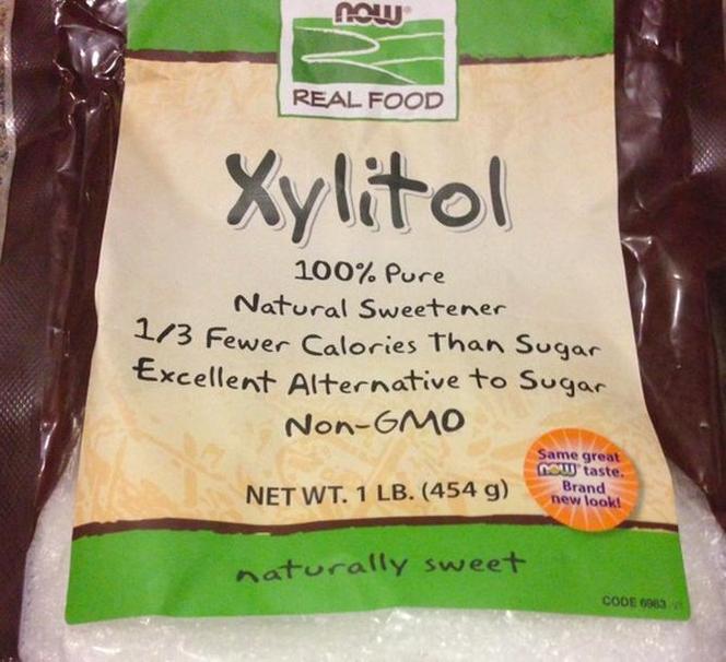 Xylitol - zwyczajowo nazywany cukrem brzozowym. Najczęściej spotkamy go w gumach do żucia i produktach dla diabetyków, ale opakowania krystalicznego xylitolu kupimy też w sklepach ze zdrową żywnością. Cena - około 50 zł za 1 kg.