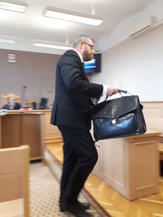 Grzegorz Braun w sądzie bez maseczki