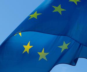 Na przystankach w Płocku pojawiły się flagi unii Europejskiej. Dlaczego? 