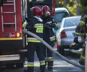 Nocny pożar kamienicy w Ostródzie. Strażacy ewakuowali 18 osób