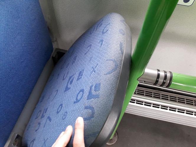 Bezużyteczne siedzenie w autobusie nr 53