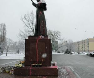 Pomnik Jana Pawła II w Stalowej Woli oblany czerwoną substancją 