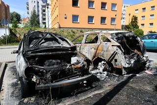  Pożar na parkingu w Gdańsku. Doszczętnie spłonęły trzy auta