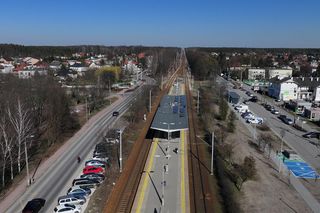 Remont dworca kolejowego pod Warszawą. Zmienił się nie do poznania - jeśli da radę to na wprowadzające przed/po dworca w Ząbkach, wcześniej był obdrapany i pomazany