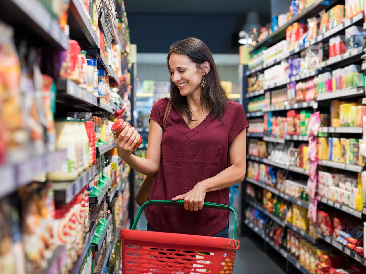 Strategie supermarketów skłaniają do niezdrowych zakupów. Jak się oprzeć?