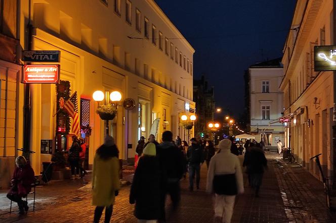 Tłumy na ulicach Warszawy