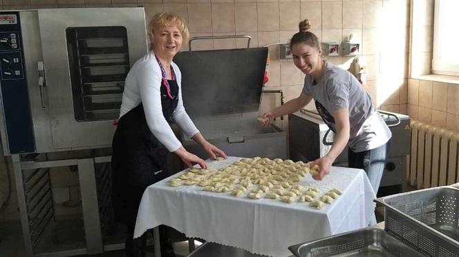 Pielęgniarki rozdały uchodźcom z Ukrainy 2910 własnoręcznie ulepionych pierogów [GALERIA]