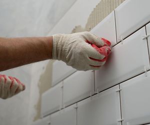 Kleje do płytek ceramicznych. Jak układać glazurę i terakotę?