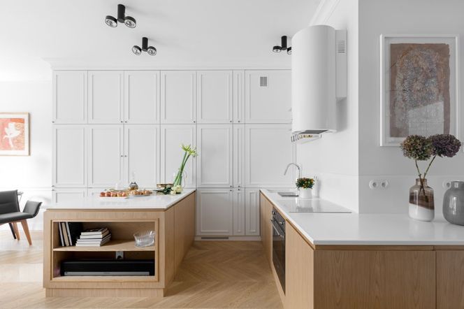 Kuchnia-niewidka, mobilny salon, łazienka w sypialni i wnęka z ikonami design