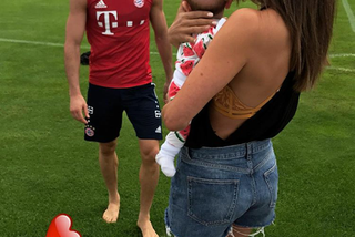 Anna i Klara Lewandowskie na treningu Bayernu