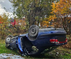 Poważny wypadek w Tychach. Dachowała tam osobówka. Jedna osoba trafiła do szpitala